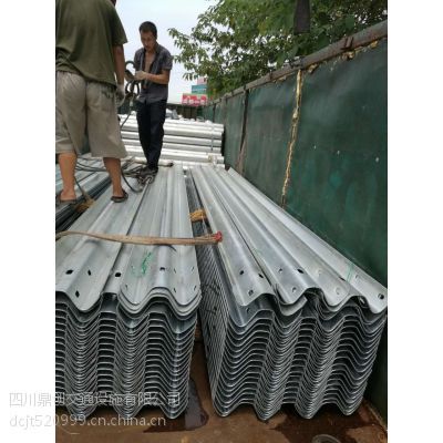 西昌公路波形护栏 GR-B-2E三波波形护栏的品质保障——四川鼎创交通的专业守护